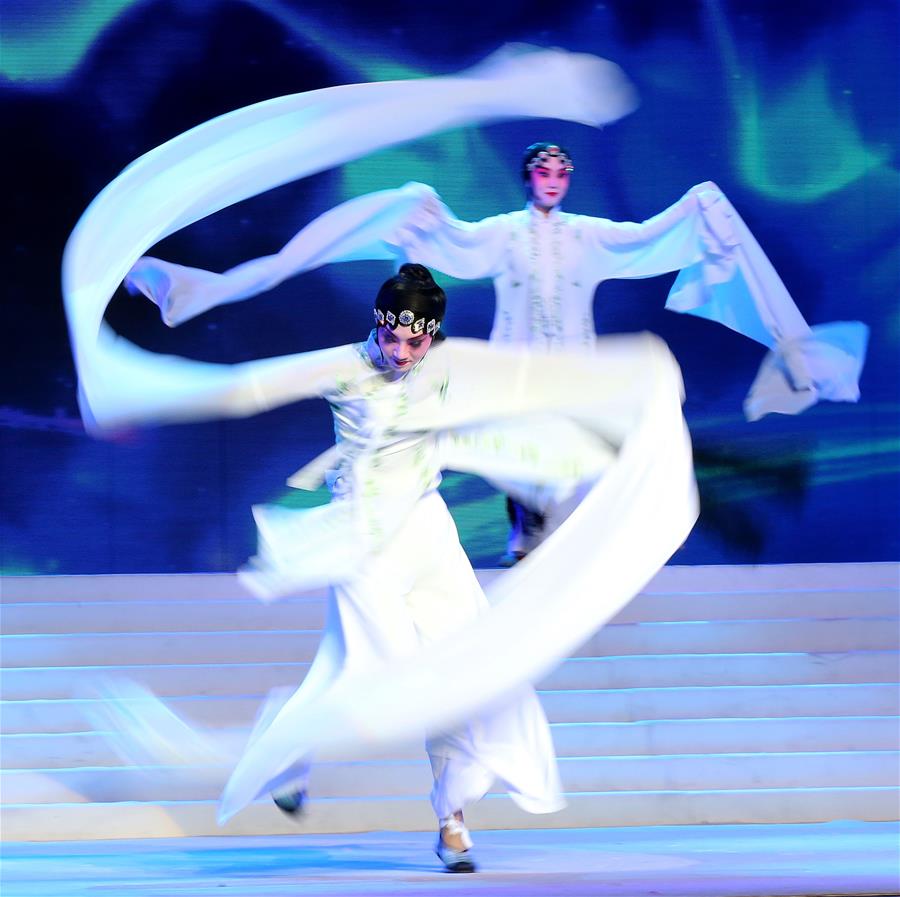 Apresenta??o de óperas tradicionais chinesas é realizada em Lima