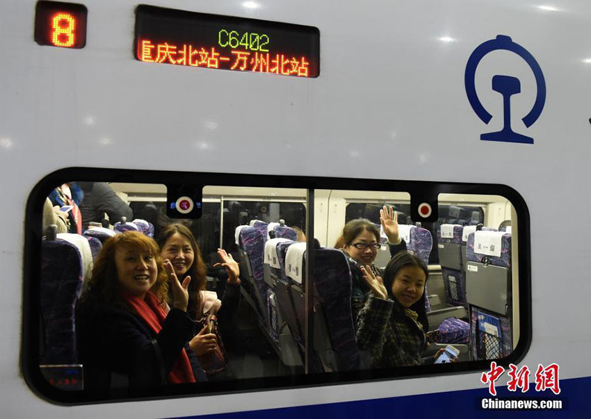 Trem-bala passa pela regi?o das Três Gargantas