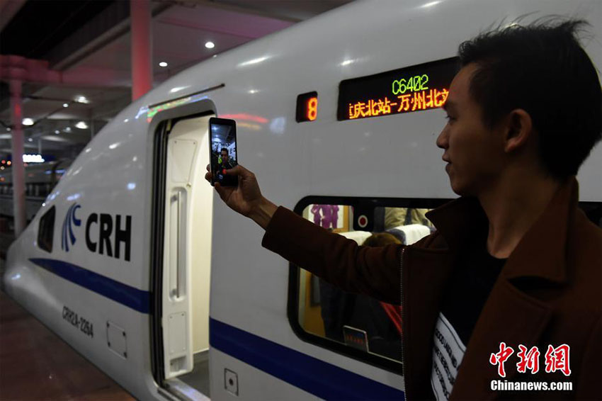 Trem-bala passa pela regi?o das Três Gargantas