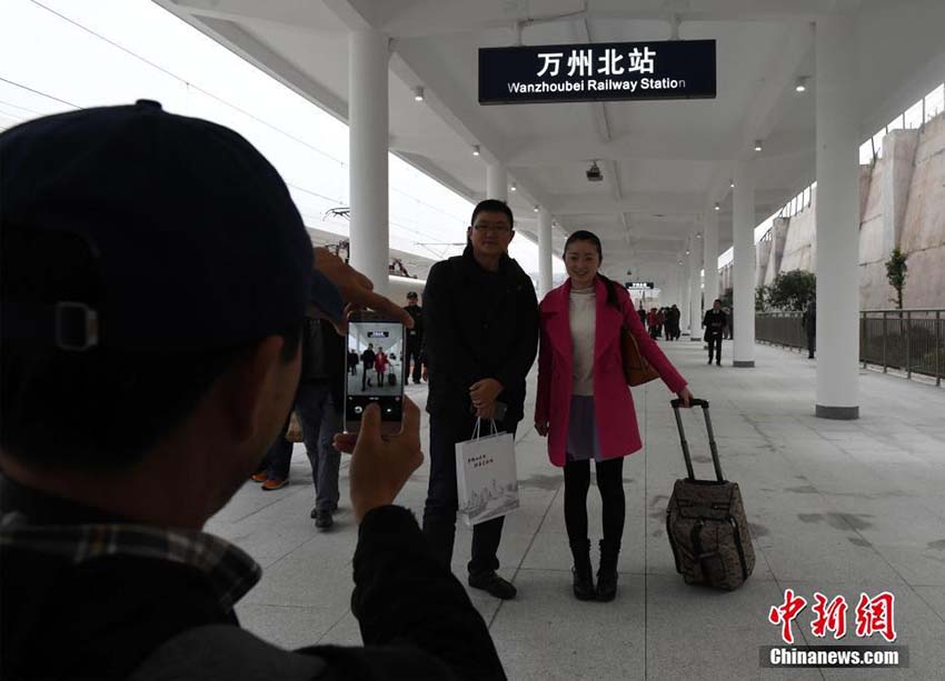 Trem-bala passa pela regi?o das Três Gargantas