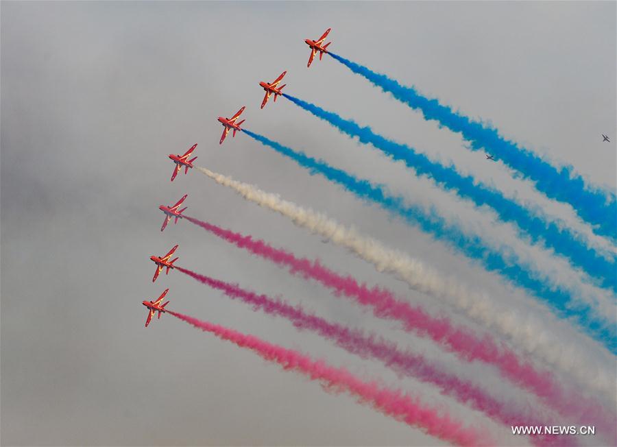 Red Arrows da For?a Aérea Real Britanica realizam show na Cidade do Kuwait