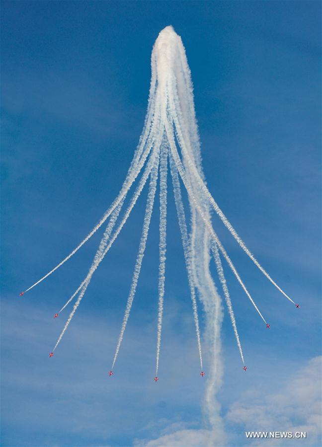 Red Arrows da For?a Aérea Real Britanica realizam show na Cidade do Kuwait