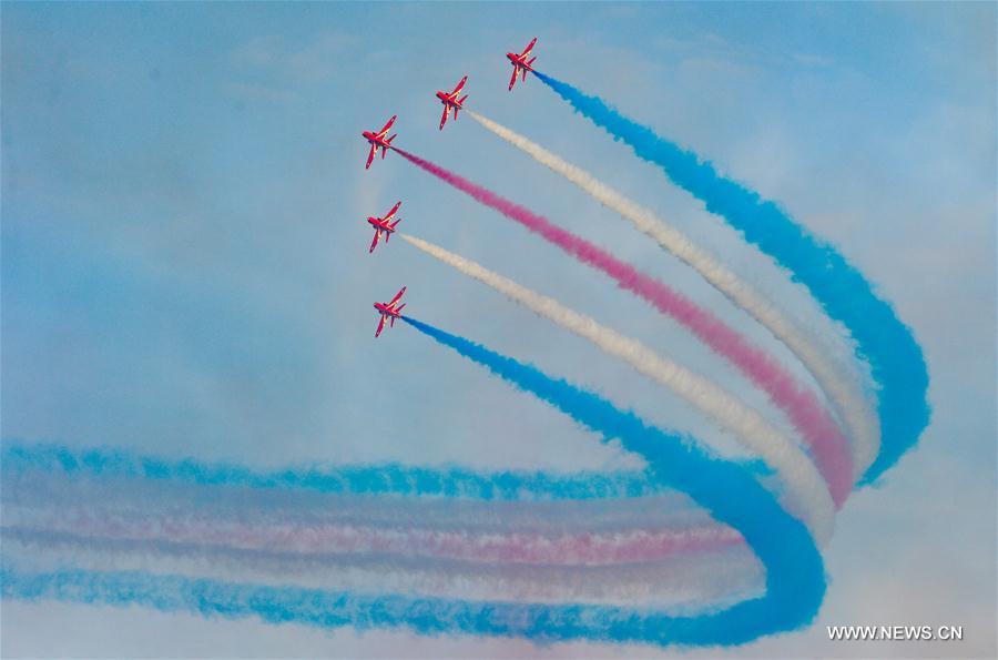 Red Arrows da For?a Aérea Real Britanica realizam show na Cidade do Kuwait