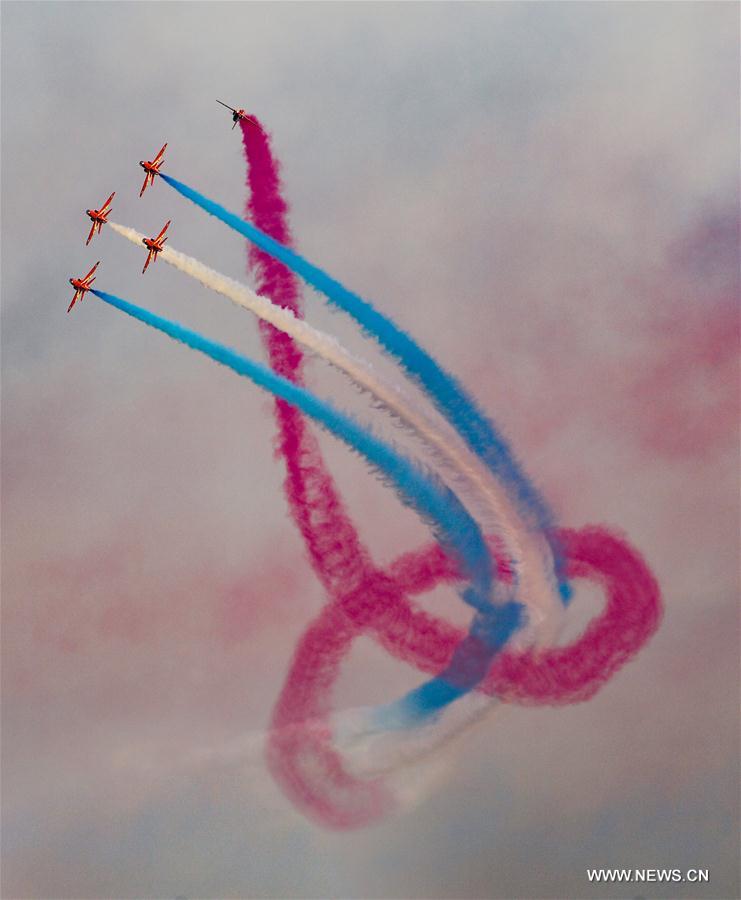 Red Arrows da For?a Aérea Real Britanica realizam show na Cidade do Kuwait