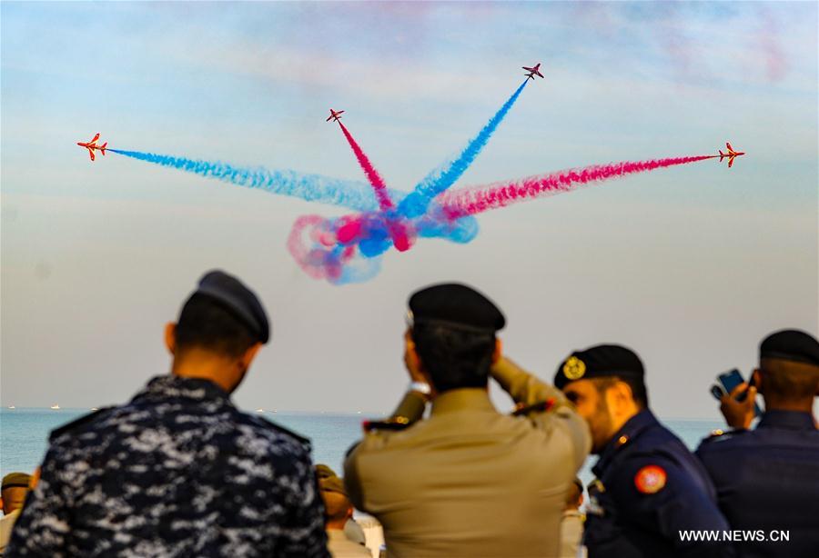 Red Arrows da For?a Aérea Real Britanica realizam show na Cidade do Kuwait