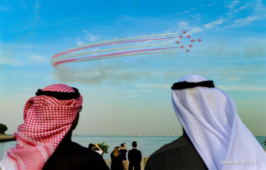 Red Arrows da For?a Aérea Real Britanica realizam show na Cidade do Kuwait