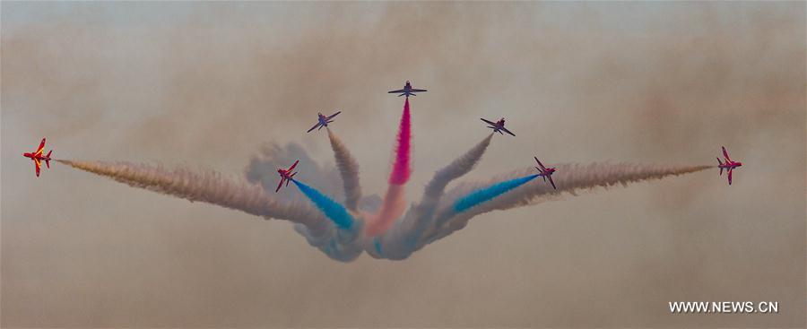 Red Arrows da For?a Aérea Real Britanica realizam show na Cidade do Kuwait