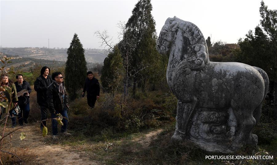 Esculturas de pedra no Mausoléu de Jianling na província de Shaanxi