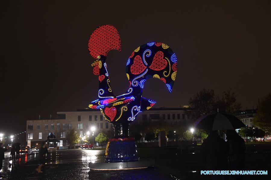 Instala??o da obra da arte do galo português em Lisboa