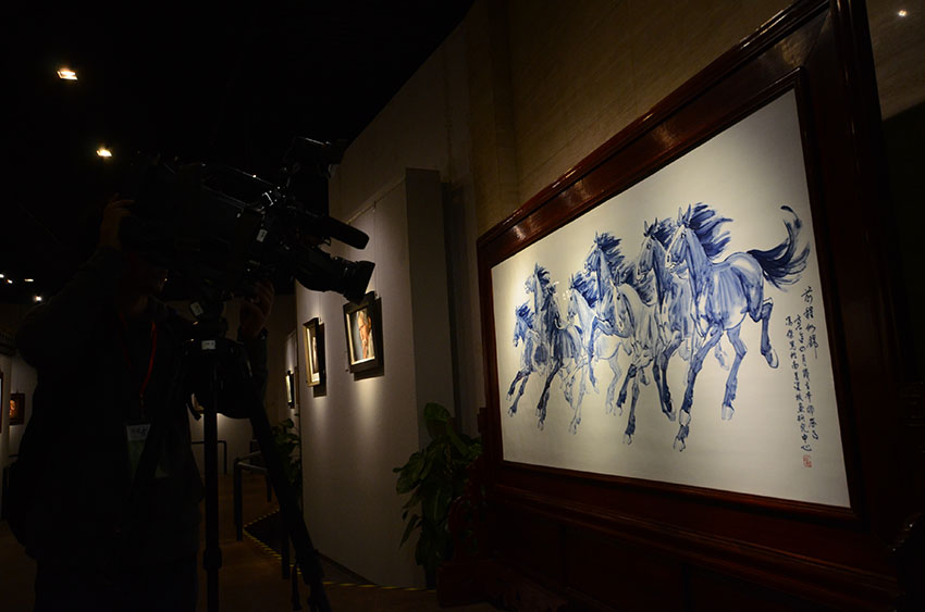 Jornalistas estrangeiros visitam Centro de Pesquisa de Pintura em Porcelana de Jiangxi