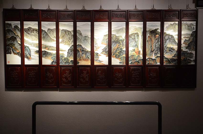 Jornalistas estrangeiros visitam Centro de Pesquisa de Pintura em Porcelana de Jiangxi