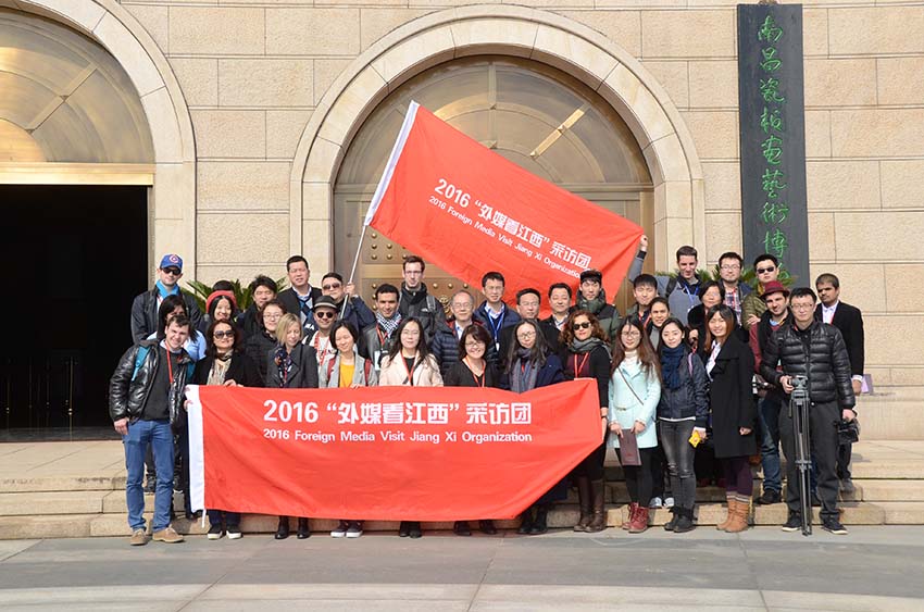 Jornalistas estrangeiros visitam Centro de Pesquisa de Pintura em Porcelana de Jiangxi