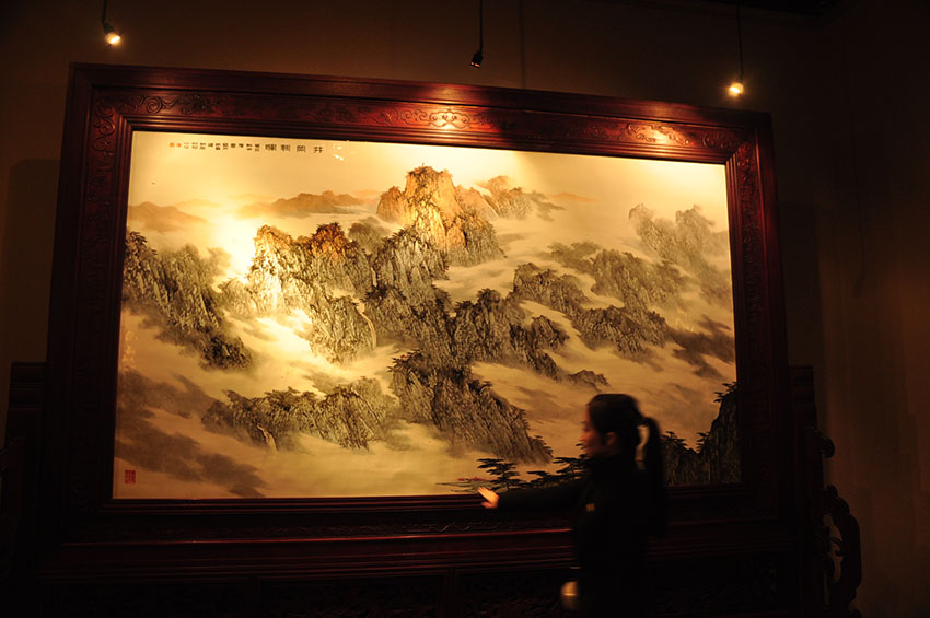 Jornalistas estrangeiros visitam Centro de Pesquisa de Pintura em Porcelana de Jiangxi