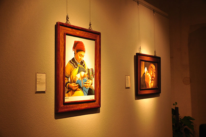 Jornalistas estrangeiros visitam Centro de Pesquisa de Pintura em Porcelana de Jiangxi