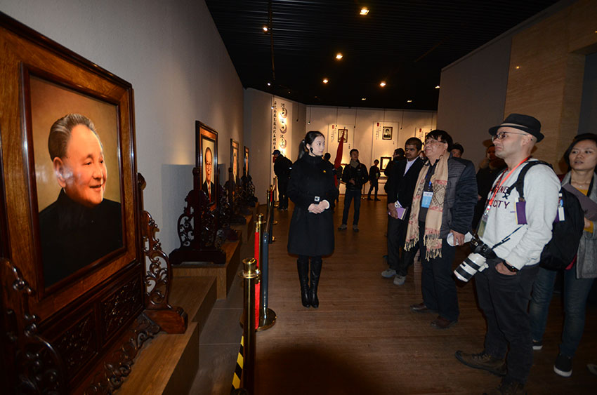 Jornalistas estrangeiros visitam Centro de Pesquisa de Pintura em Porcelana de Jiangxi