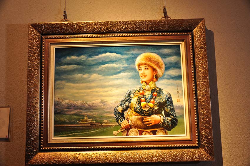 Jornalistas estrangeiros visitam Centro de Pesquisa de Pintura em Porcelana de Jiangxi