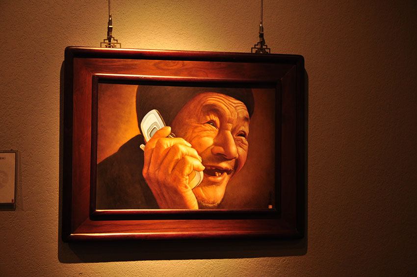 Jornalistas estrangeiros visitam Centro de Pesquisa de Pintura em Porcelana de Jiangxi