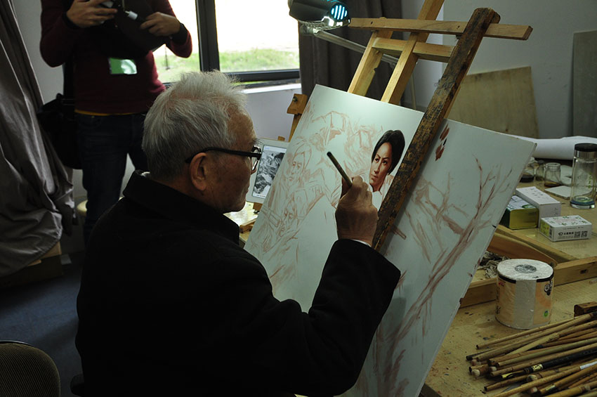 Jornalistas estrangeiros visitam Centro de Pesquisa de Pintura em Porcelana de Jiangxi