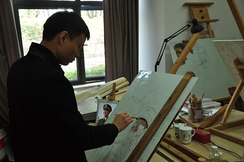 Jornalistas estrangeiros visitam Centro de Pesquisa de Pintura em Porcelana de Jiangxi