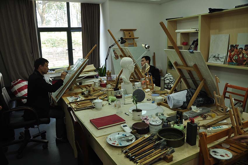 Jornalistas estrangeiros visitam Centro de Pesquisa de Pintura em Porcelana de Jiangxi