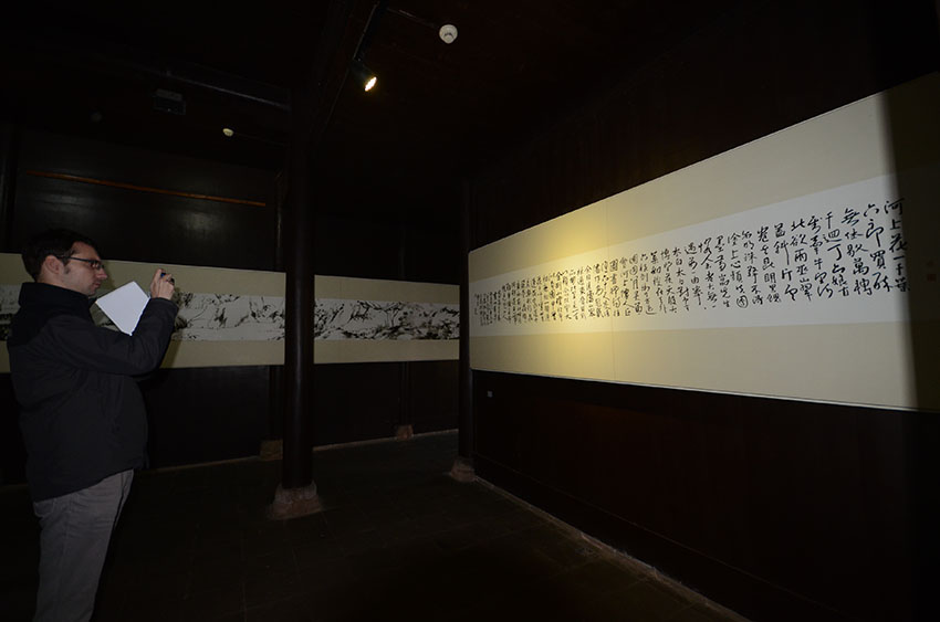 Jornalistas estrangeiros em visita ao pavilh?o em memória de Badashanren