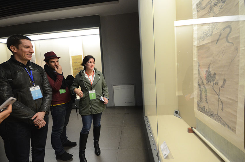 Jornalistas estrangeiros em visita ao pavilh?o em memória de Badashanren