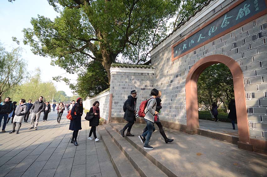 Jornalistas estrangeiros em visita ao pavilh?o em memória de Badashanren