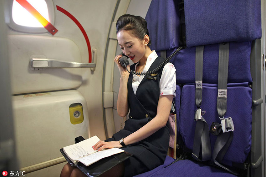 Graciosidade chinesa ao servi?o dos passageiros de avi?o