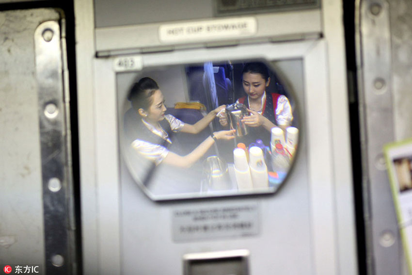 Graciosidade chinesa ao servi?o dos passageiros de avi?o