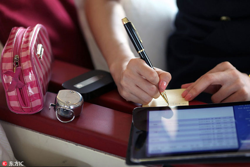 Graciosidade chinesa ao servi?o dos passageiros de avi?o