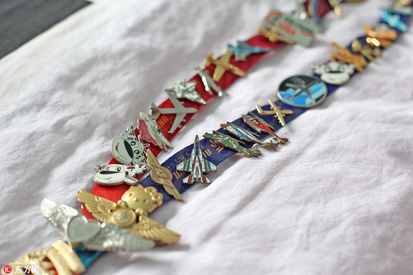 Graciosidade chinesa ao servi?o dos passageiros de avi?o