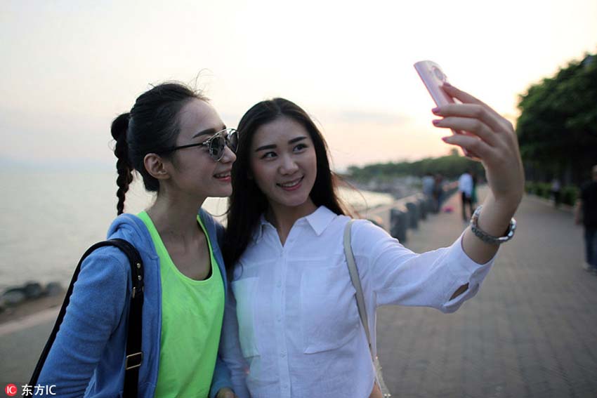 Graciosidade chinesa ao servi?o dos passageiros de avi?o