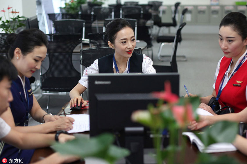 Graciosidade chinesa ao servi?o dos passageiros de avi?o