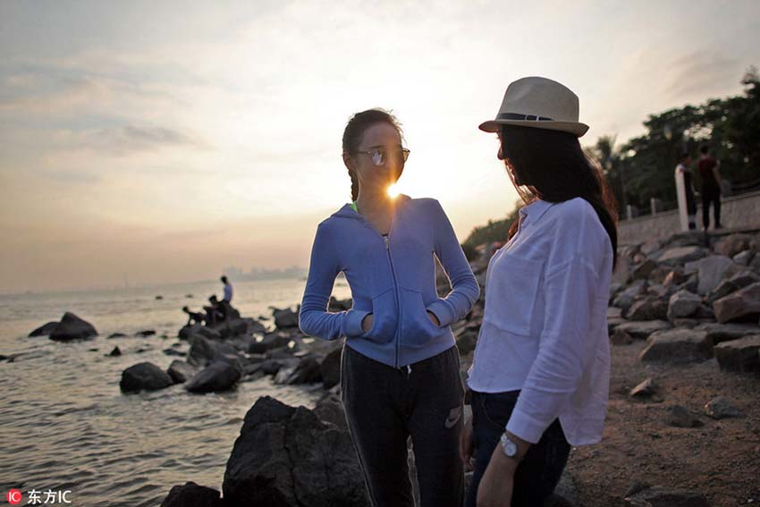 Graciosidade chinesa ao servi?o dos passageiros de avi?o