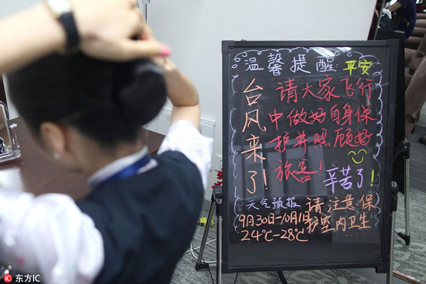 Graciosidade chinesa ao servi?o dos passageiros de avi?o