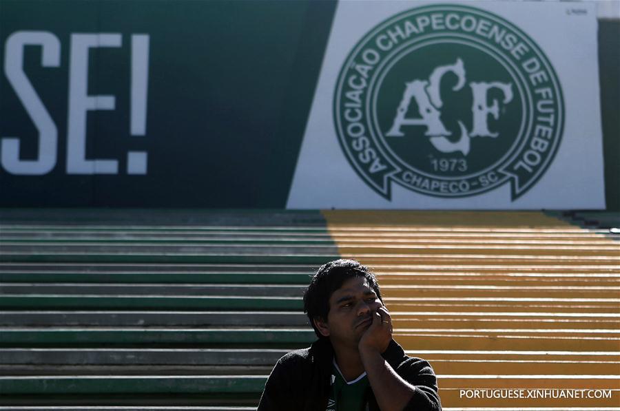 Torcedores da Chapecoense vivem angústia após queda do avi?o