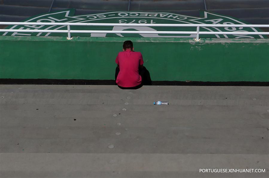 Torcedores da Chapecoense vivem angústia após queda do avi?o