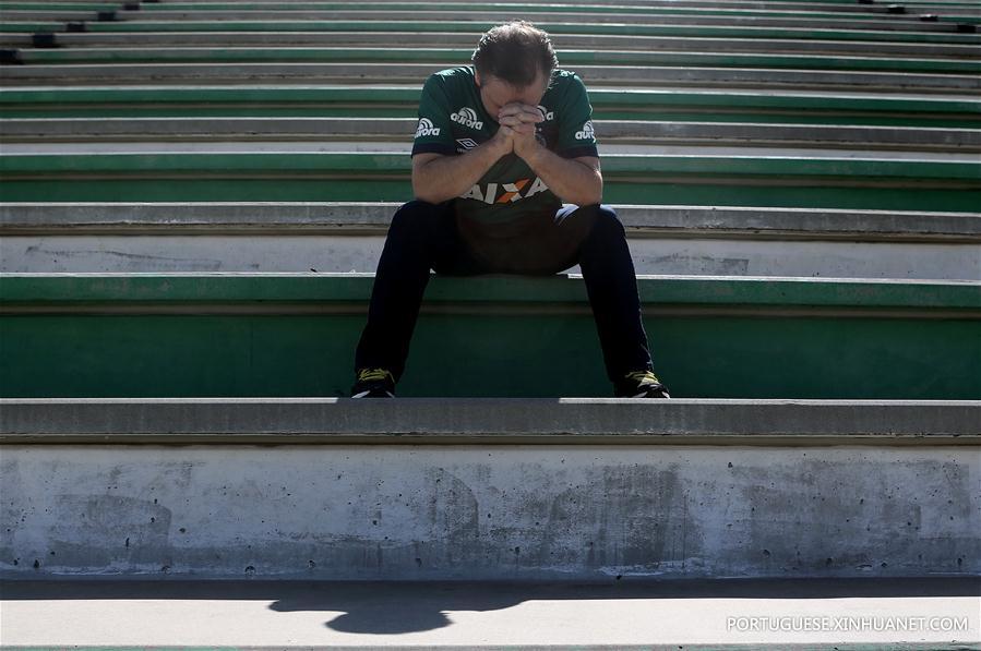 Torcedores da Chapecoense vivem angústia após queda do avi?o