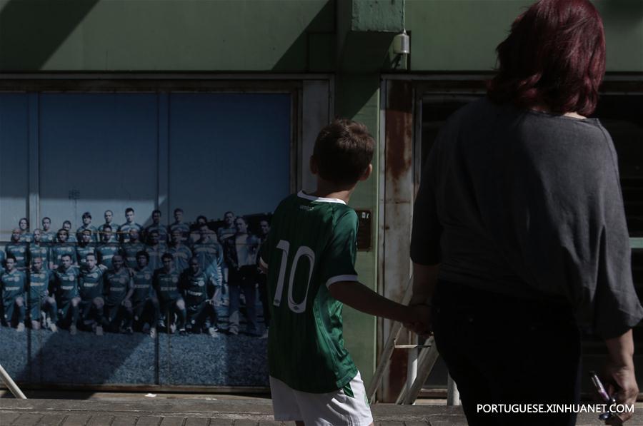 Torcedores da Chapecoense vivem angústia após queda do avi?o