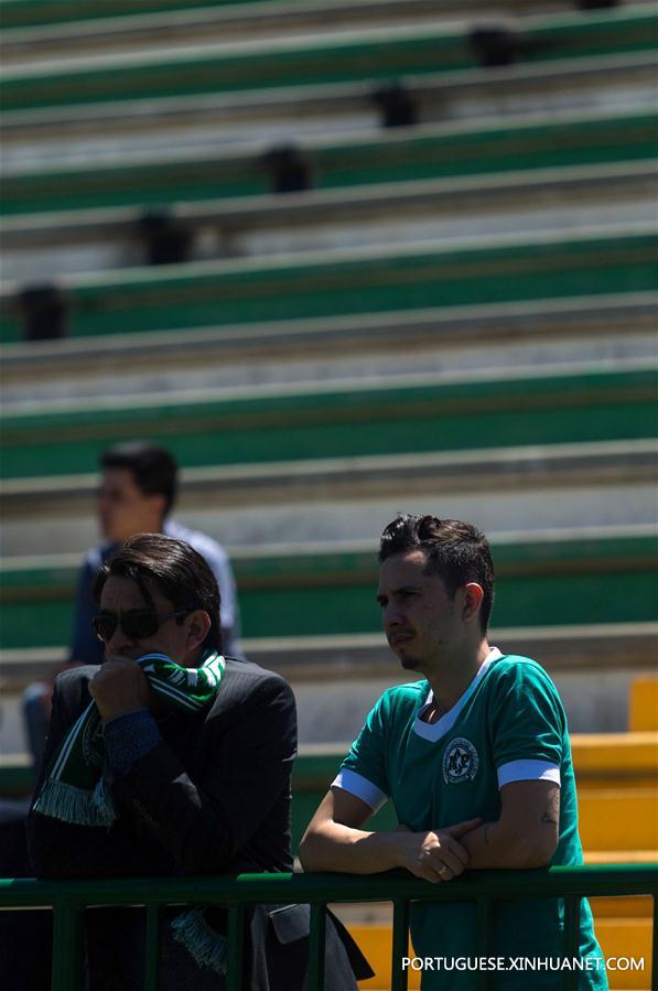 Torcedores da Chapecoense vivem angústia após queda do avi?o