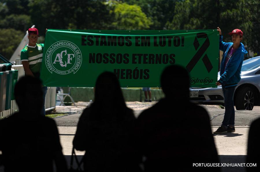 Torcedores da Chapecoense vivem angústia após queda do avi?o