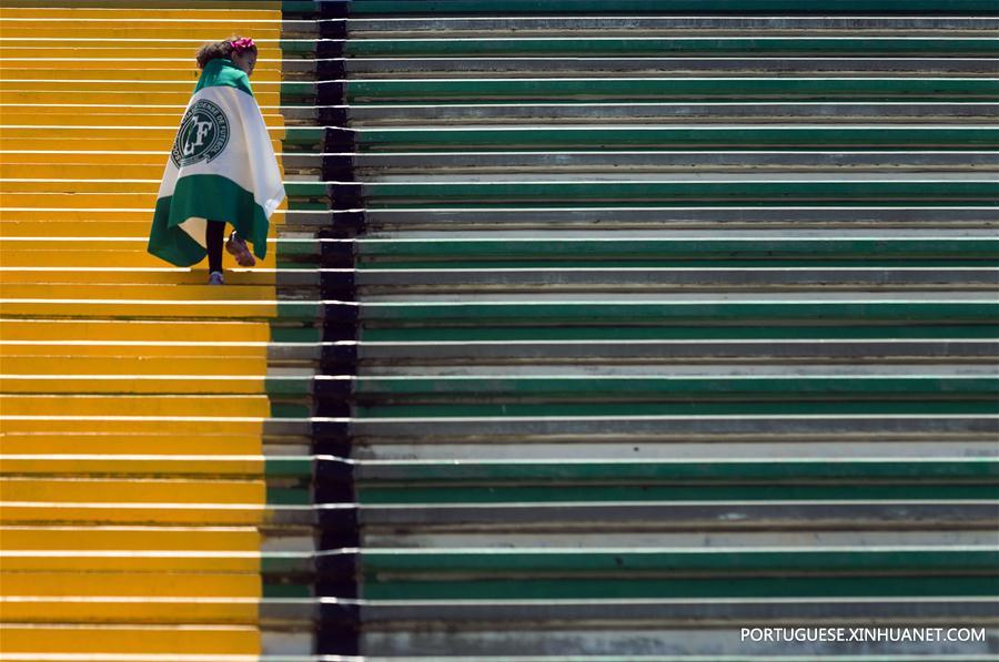 Torcedores da Chapecoense vivem angústia após queda do avi?o