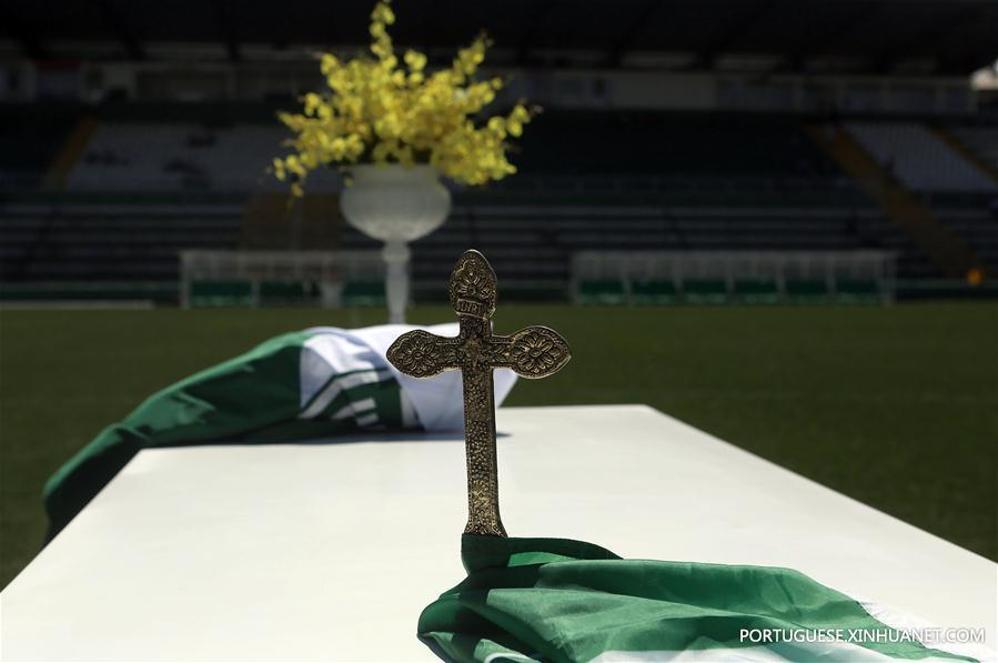 Torcedores da Chapecoense vivem angústia após queda do avi?o