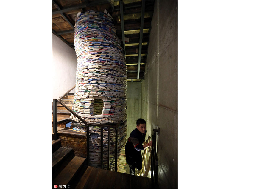 M?e erige “po?o”de livros para estimular hábito de leitura na filha