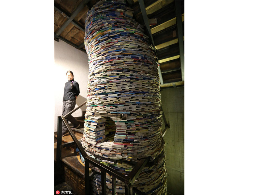 M?e erige “po?o”de livros para estimular hábito de leitura na filha