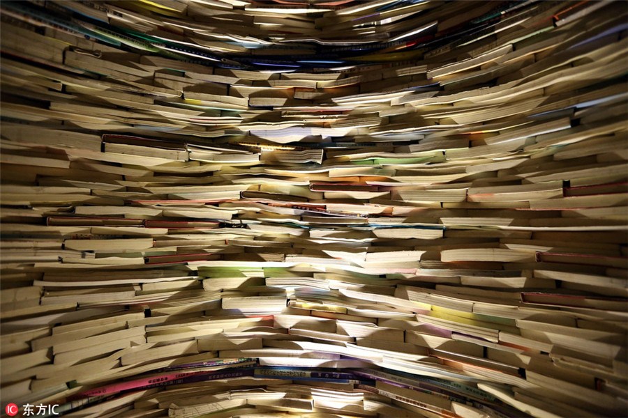 M?e erige “po?o”de livros para estimular hábito de leitura na filha