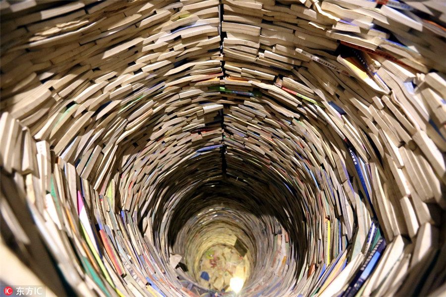 M?e erige “po?o”de livros para estimular hábito de leitura na filha