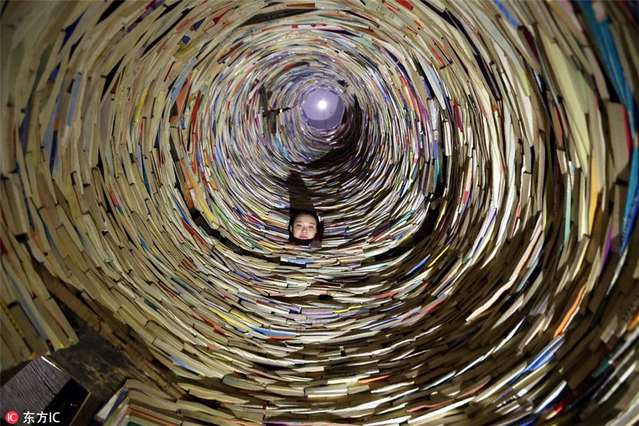 M?e erige “po?o”de livros para estimular hábito de leitura na filha