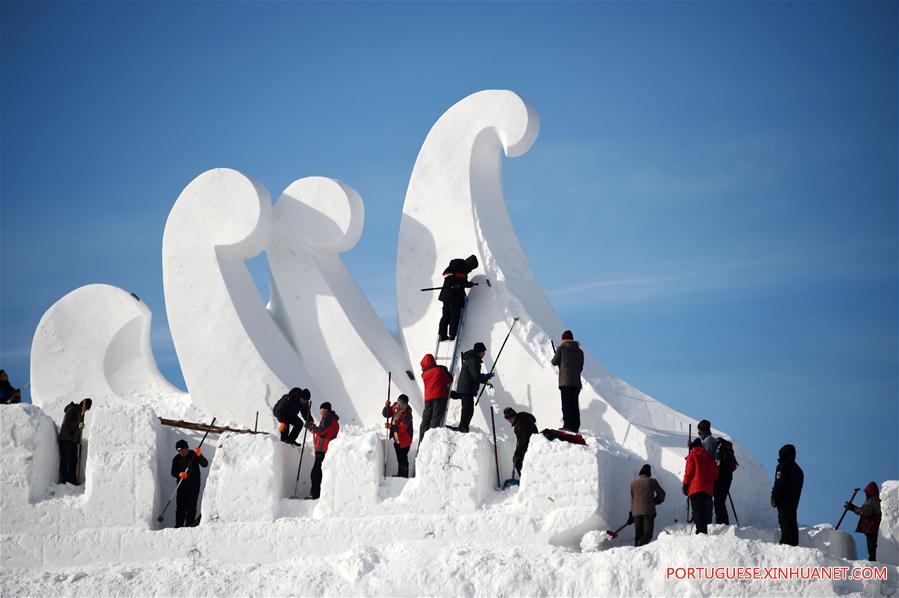 Artistas criam esculturas para exposi??o internacional de Esculturas de neve em Harbin