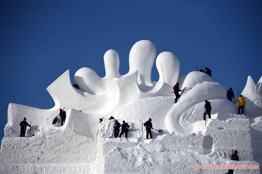 Artistas criam esculturas para exposi??o internacional de Esculturas de neve em Harbin